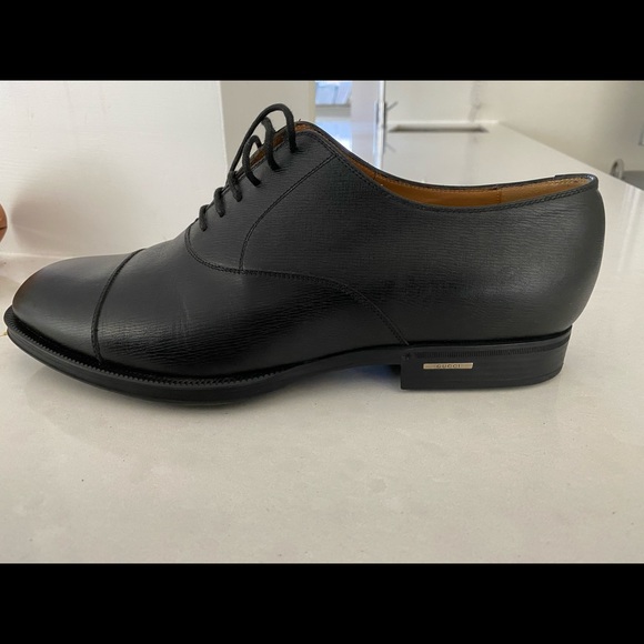 Gucci Shoes - Picture 1 of 8